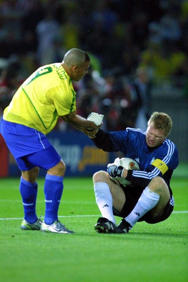 Oliver Kahn levantado por Ronaldo | 
