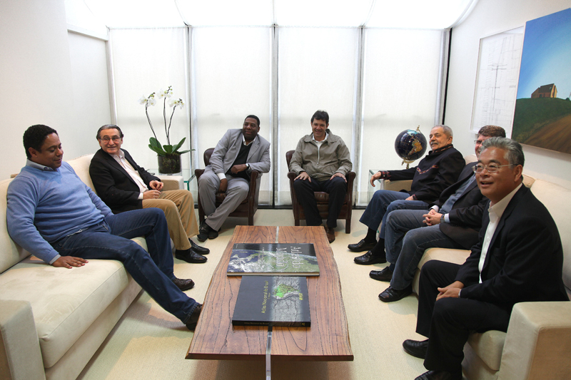 Da esquerda para a direita: O ex-ministro Orlando Silva, o presidente do PCdoB José Renato Rabelo, o vereador Netinho de Paula (PCdoB), o ex-ministro Fernando Haddad, Lula, o vereador Donato (PT) e o presidente do Instituo Lula Paulo Okamotto | Heinrich Aikawa/Instituto Lula