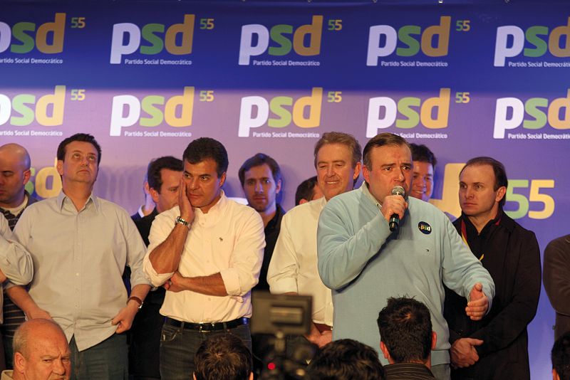 Gilberto Kassab, Beto Richa e Luciano Ducci, na convenção do PSD: governador disse que o PSDB abre mão de indicar o vice. E Ney Leprevost (com microfone) é um dos cotados | Walter Alves/Gazeta do Povo