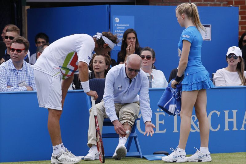David Nalbandian acabou acertando um chute na perna de um juiz de linha | Reuters