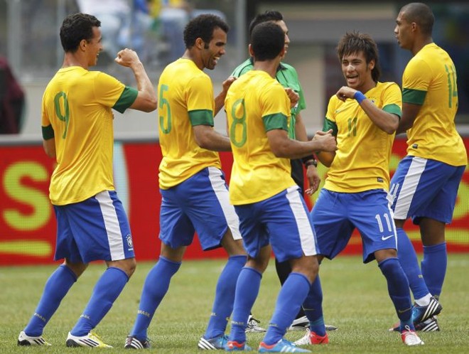 Jogadores brasileiros comemoram o gol de Rômulo (camisa 8) que abriu o placar | 