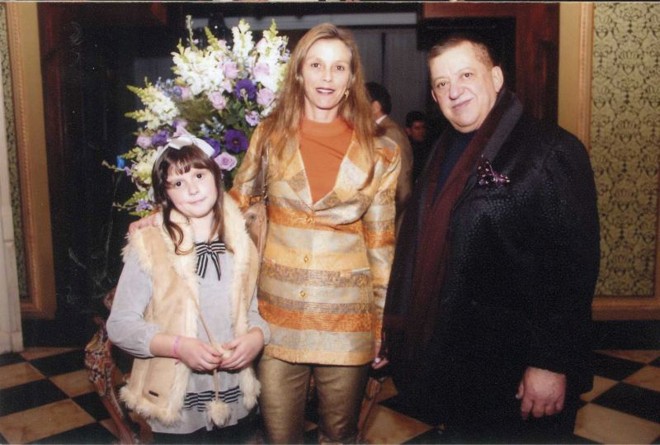 Ângela Munhoz da Rocha Buschle com a filha, Lívia , e o colunista |
