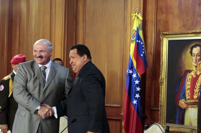 Presidente da Venezuela Hugo Chavez e o presidente da Bielorússia Alexander Lukashenko se cumprimentam durante encontro em Caracas | REUTERS/Miraflores Palace/Handout