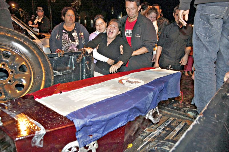 Enterro de vítima do confronto de sem-terra e policiais | Fabian Aosta/AFP