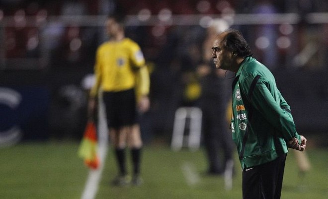 O técnico coxa-branca Marcelo Oliveira observa a partida |