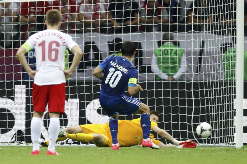 Festa polaca: Tyton entra para defender pênalti de Karagounis | Peter Andrews/ Reuters