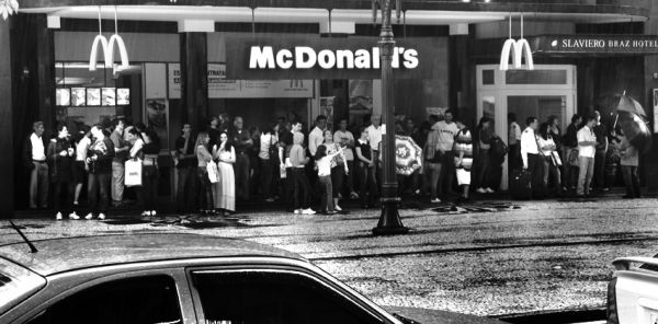 A chuva cai e o público procura abrigo na Boca Maldita, mesmo os que têm guarda-chuvas não se atrevem a transitar pelas poças dágua acumuladas no terrível calçamento | Arquivo CD