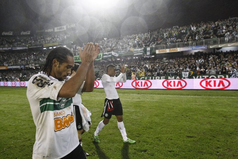 Everton Costa e o elenco alviverde agradecem o apoio da torcida | Daniel Castellano/ Gazeta do Povo