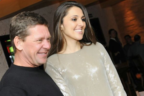 O casal Kethlen e Junior Durski comandou, na última terça-feira, o jantar de inauguração do Madero Burger & Grill Champagnat na Avenida Cândido Hartmann, o 13º da rede | Gerson Lima