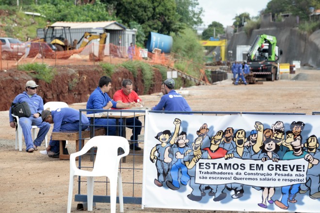 Funcionários que trabalham no rebaixamento da Linha Férrea não tem previsão para retomar as atividades | Ivan Amorin - Gazeta do Povo