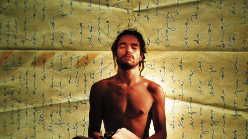 Caio Blat vive o papel de Heitor, irmão da diretora Lúcia Murat e protagonista do filme | Divulgação