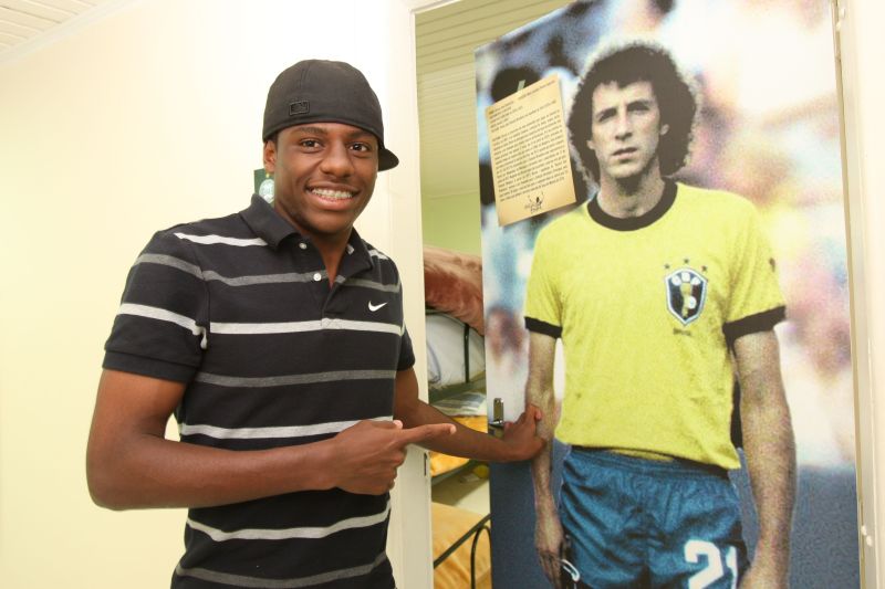 Abner, 16 anos, posa ao lado da foto de Dirceuzinho: inspiração | Antonio More/ Gazeta do Povo
