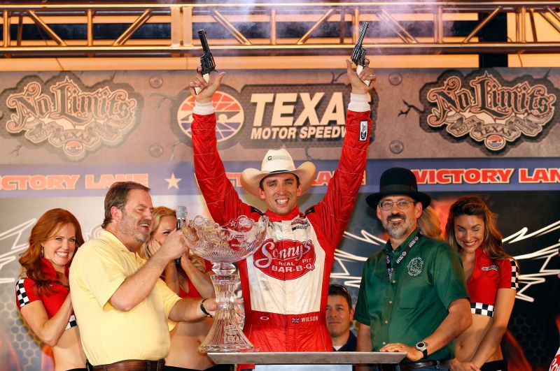 Ao estilo típico, Justin Wilson comemora vitória no Texas | AFP