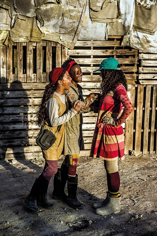 As roupas são cobertas com uma base de tinta cinza |