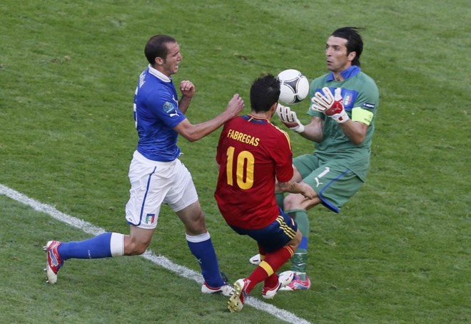Buffon se antecipa a Fàbregas e fica com a bola |