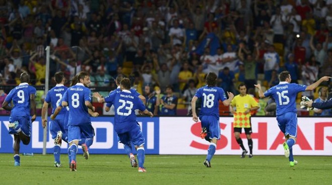 Jogadores italianos correm para comemorar após Diamanti converter a última cobrança | 