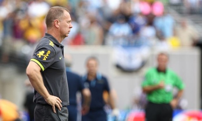 O técnico Mano Menezes observa a partida | 