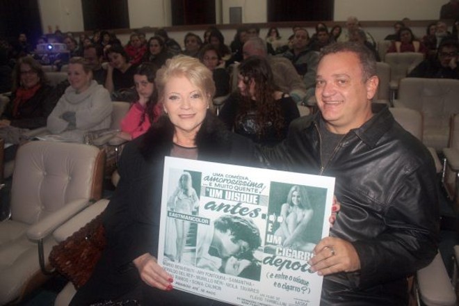 Laís Mann ganhou do cineasta Fernando Severo, diretor do Museu da Imagem e do Som, uma cópia do cartaz original do filme Um uísque antes...e um cigarro depois no qual atuou em 1970. O longa foi exibido ontem à tarde, no Auditório Brasilio Itiberê da Secretaria da Cultura, na abertura da mostra Dalton Trevisan no Cinema, que o MIS promove até amanhã |