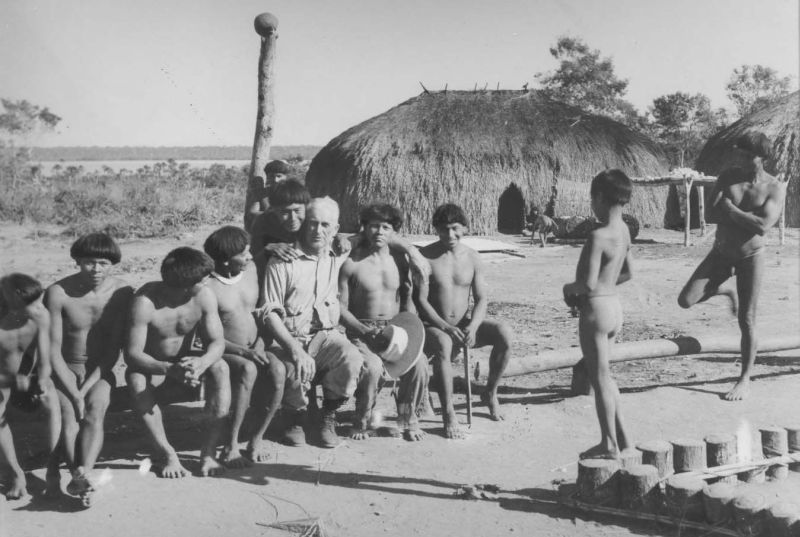 Em uma das suas expedições, Vladimir Kozák posa entre índios do Xingu | Acervo Museu Paranaense