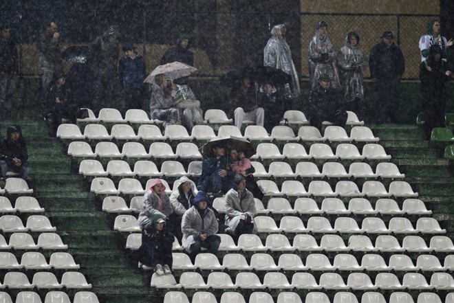 Torcedores que foram ao Couto Pereira enfrentaram chuva |