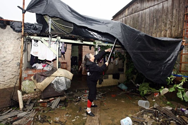 Moradores de Araucária, na região metropolitana de Curitiba, tiveram bastante trabalho por causa dos danos causados pela chuva e pelos ventos | 