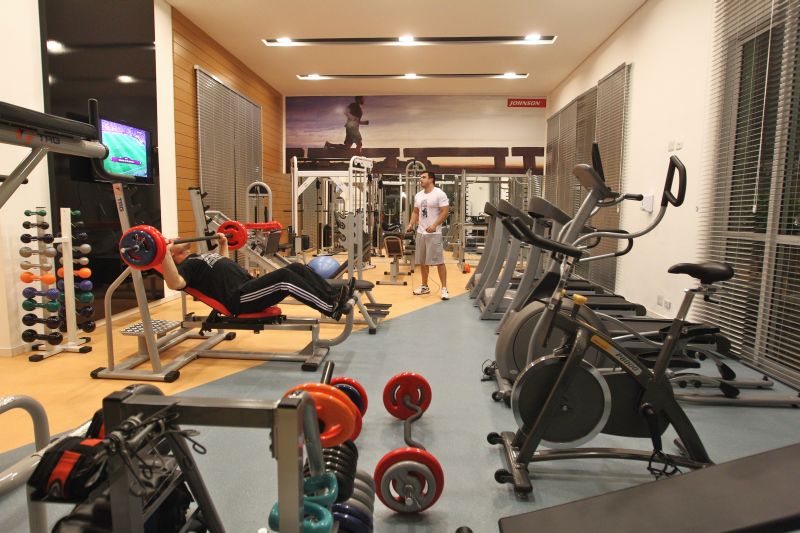 O empresá- rio Alexandre na academia do prédio: menos perda de tempo e pouco gasto com locomoção | Daniel Castellano/ Gazeta do Povo