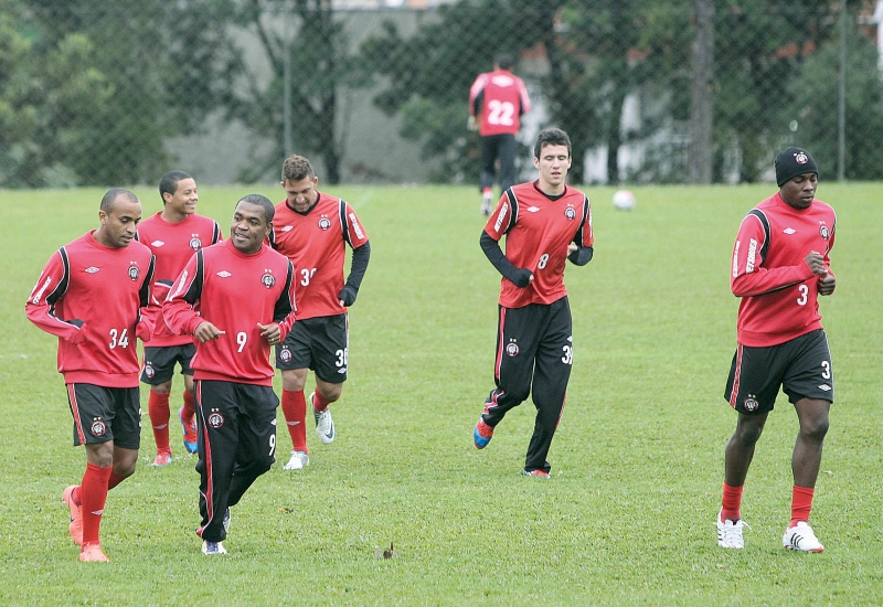 Jogadores do Atlético em ação no CT do Caju: fôlego extra | Jonathan Campos/ Gazeta do Povo