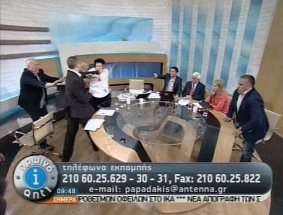 A agressão por parte do deputado Ilias Kasidiaris indignou os demais partidos políticos do país | Reuters