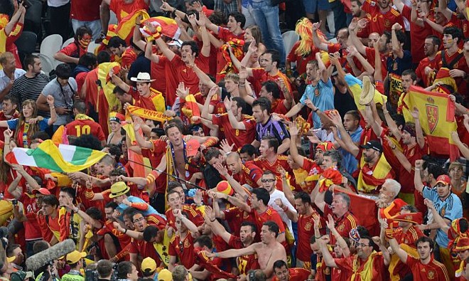 Torcida espanhola faz a festa em Donetsk após a classificação diante de Portugal à final da Euro |