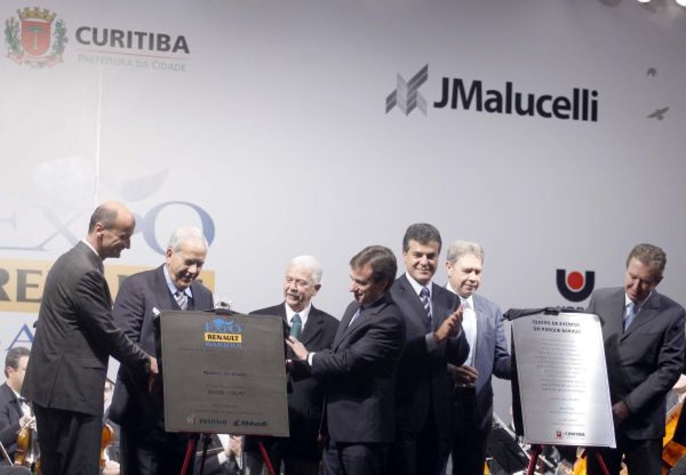 O presidente da Renault do Brasil, Olivier Murguet, o presidente do Conselho de Administração do Grupo Positivo, Oriovisto Guimarães, o arquiteto Manoel Coelho, o presidente do Grupo Positivo, Helio Rotenberg, o governador Beto Richa, o presidente do Grupo J Malucelli, Joel Malucelli, e o prefeito Luciano Ducci no momento em que descerravam as placas de inauguração do Expo Renault Barigui, ontem à noite | Daniel Derevecki