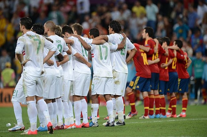 Tensão das equipes de Portugal e Espanha antes das cobranças de pênalti na semifinal da Eurocopa |