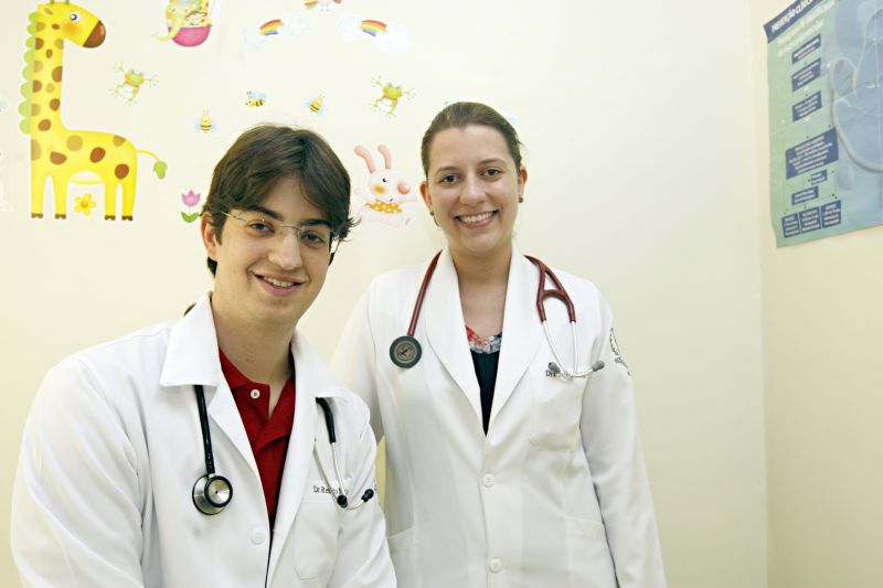 Renato e a esposa, Carla. Apesar do salário baixo, ele considera válida a experiência do programa | Christian Rizzi/ Gazeta do Povo