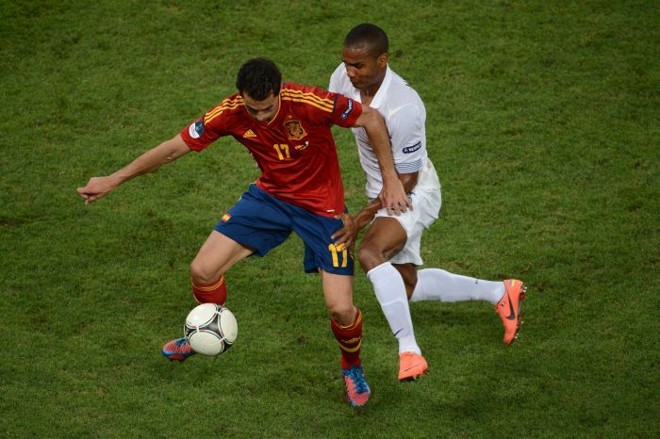 Xavi domina a bola, em disputa no meio-de-campo |