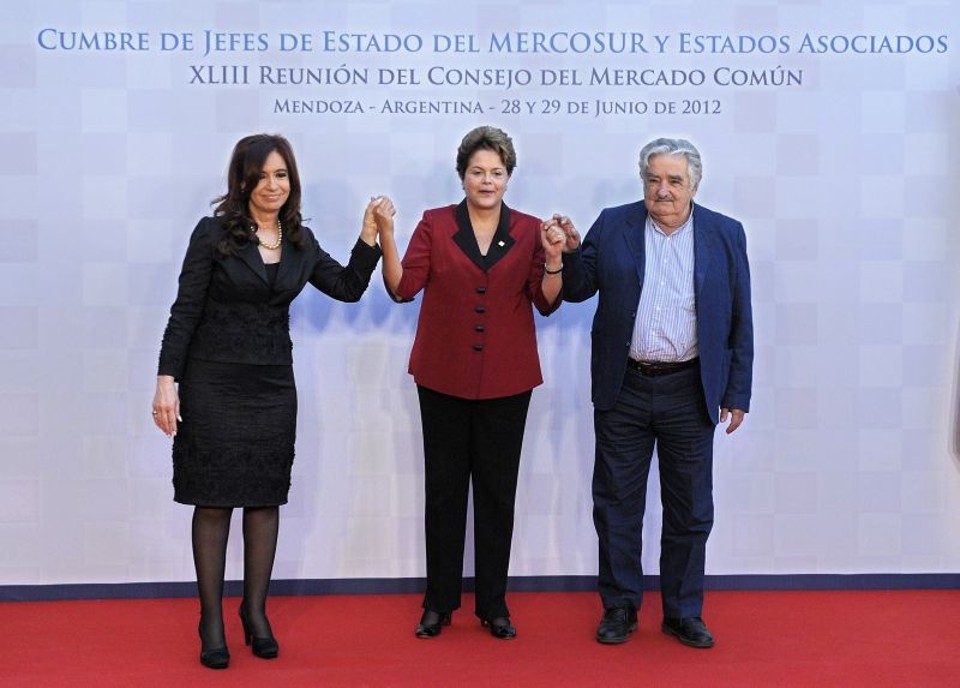 Os presidentes Cristina Kirchner, Dilma Rouseff e José Mujica posam juntos para foto em Mendoza, na Argentina | AFP PHOTO / Juan Mabromata