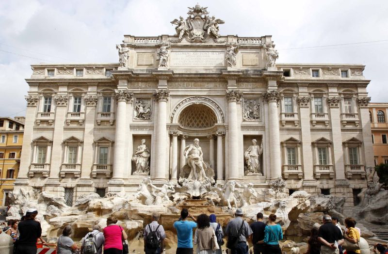 Turistas fotografam a Fontana Di Trevi, em Roma | REUTERS/Max Rossi