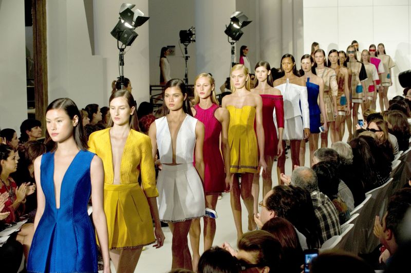 Reinaldo Lourenço mostrou seu apreço às formas geométricas | Nelson Almeida / Afp Photo