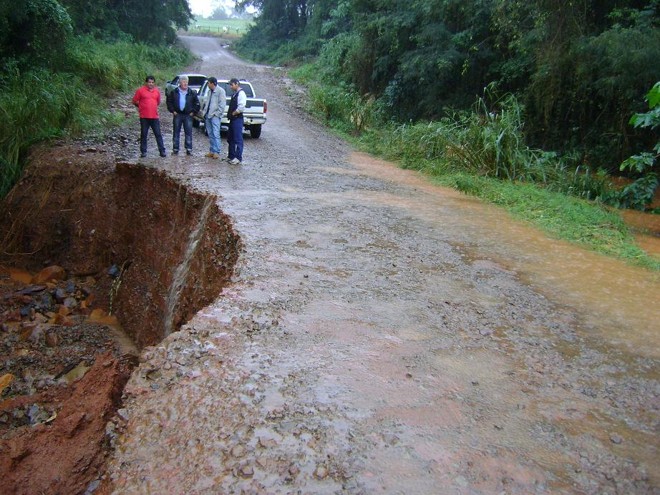 Várias estradas do PR foram atingidas, com deslizamentos ou alagamentos |