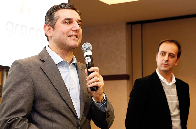 Ronie Pires fala durante a sua posse, observado pelo ex-presidente Rodrigo Florenzano | Hugo Harada/ Gazeta do Povo