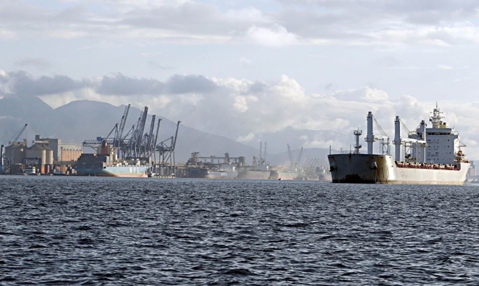 Navio espera para atracar em Paranaguá: alto custo do transporte encarece produto brasileiro | Felipe Rosa/Gazeta do Povo