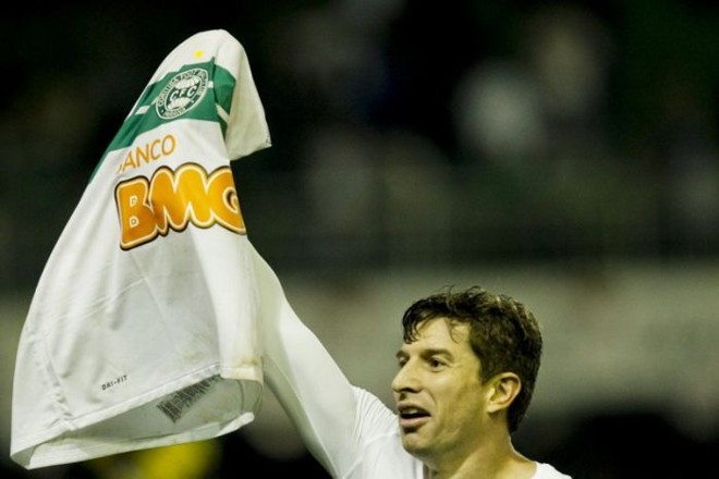 Tcheco comemora o terceiro gol alviverde contra o Atlético-GO | 