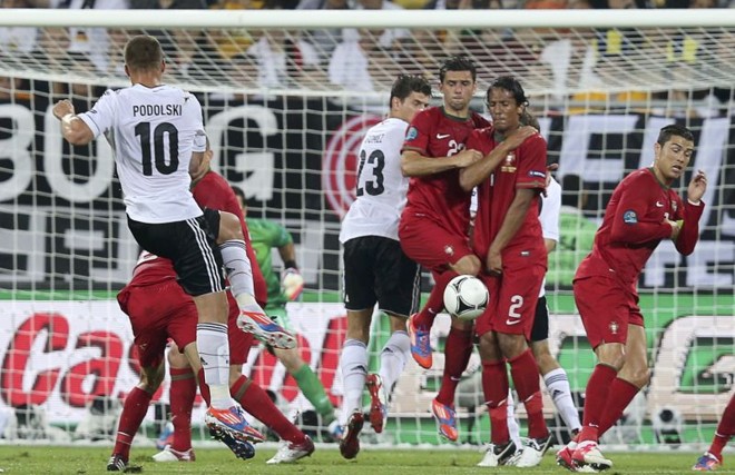 Podolski tenta o gol em cobrança de falta | 