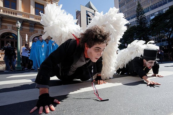 Primeiro dia do festival começou com uma parada artística ao longo de uma avenida | 