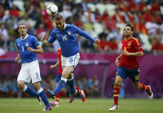 De Rossi cabeceia e é observado por Fàbregas |