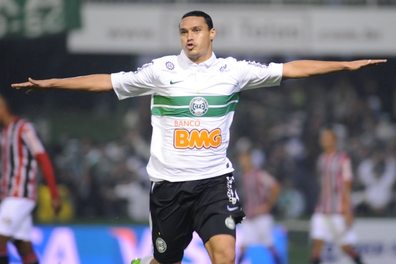 O zagueiro Emerson faz o tradicional aviãozinho para comemorar o gol de abertura do placar no Couto Pereira: time fez valer a força dentro de casa | Marcelo Andrade/ Gazeta do Povo