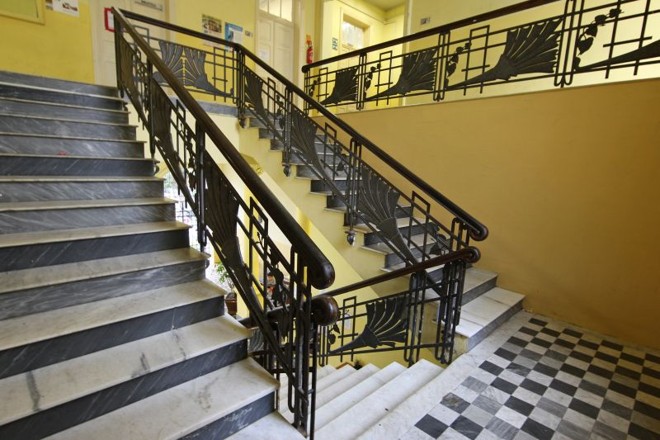 Colégio D. Pedro II tem arquitetura eclética: destaque para os corrimões decorados com ferro | 