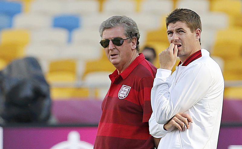 Steven Gerrard (à dir.) conversa com o técnico inglês | Tony Gentile/ Reuters