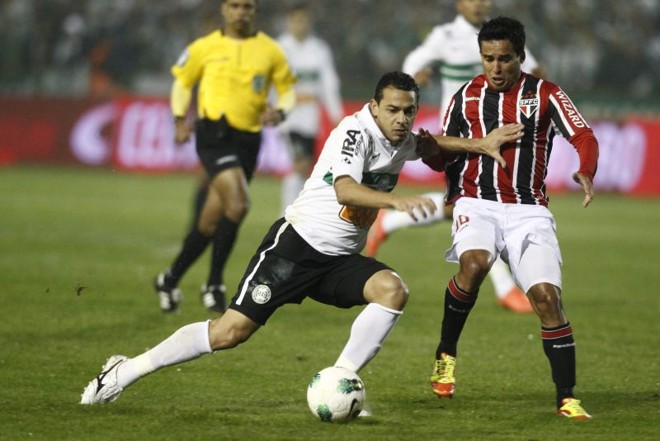 Roberto disputa o lance com Jadson |