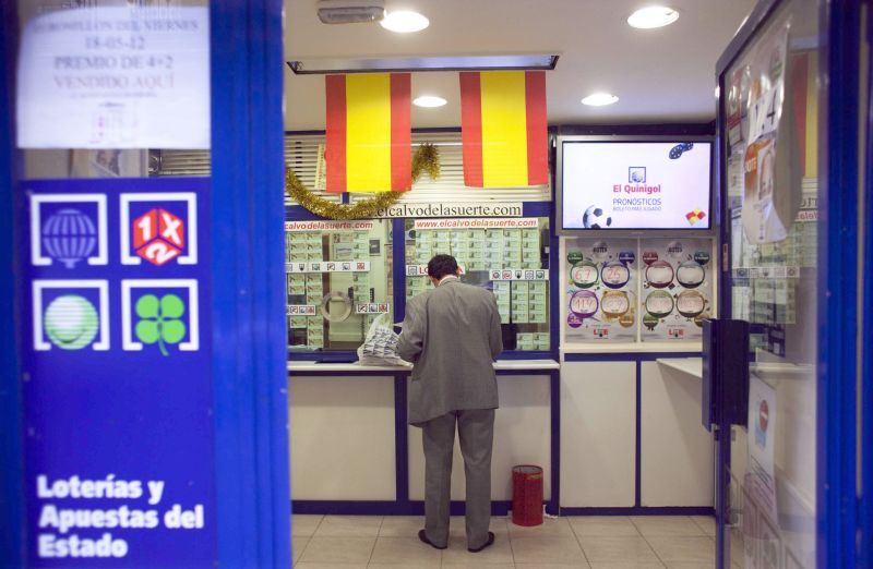 Apostador em casa lotérica de Madri: economia frágil | Susana Vera/AFP