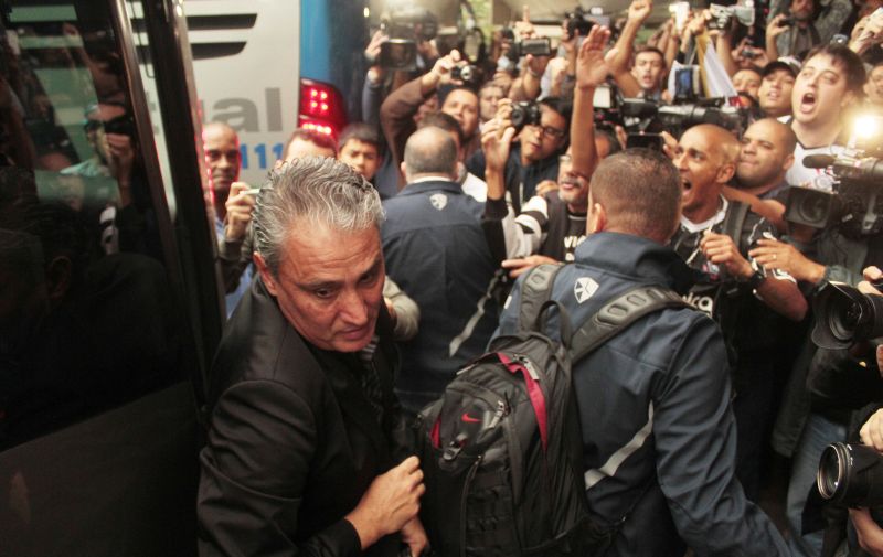 Tite durante embarque corintiano | Rodrigo Coca / Fotoarena