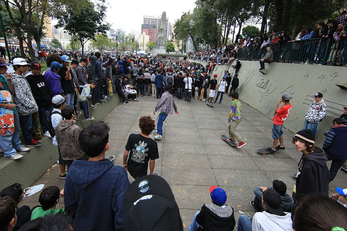 Centenas de skatistas se reúnem na praça 29 de Março para lembrar o Dia Mundial do Skate | Ivonaldo Alexandre / Agência de Notícias Gazeta do Povo